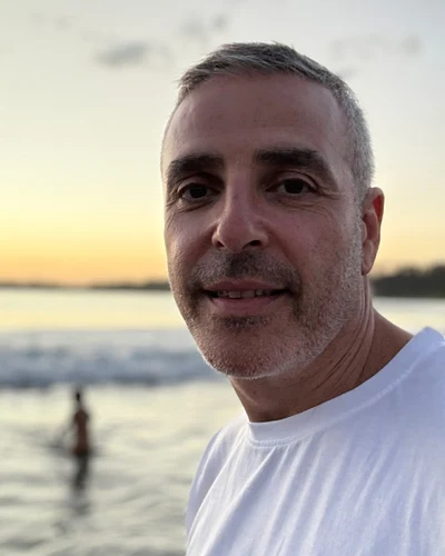Arthur, quien construyó rezervaya, en la playa de Sámara